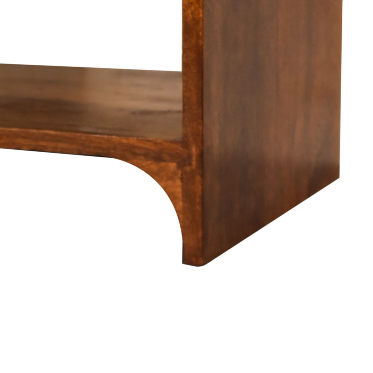 Nachtkastje Gevel met lade en open plank van massief mangohout in kastanjetint – detail van de open plank