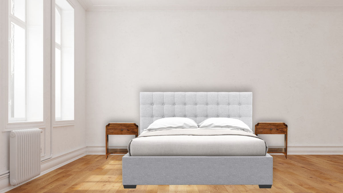 Nachtkastje Gevel met lade en open plank van massief mangohout in kastanjetint – naast een bed in een slaapkamer