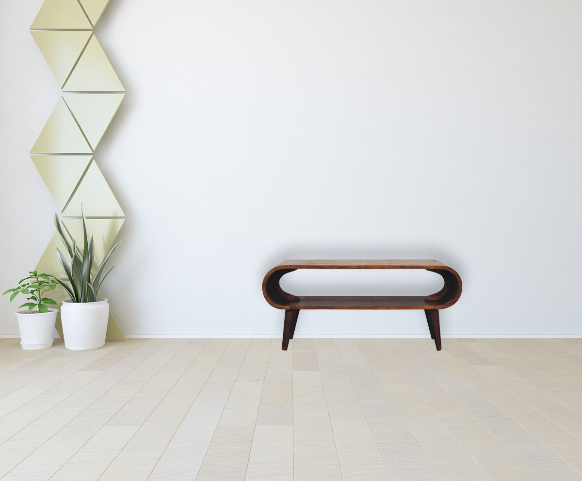Tv-meubel Lus met open plank van massief mangohout in kastanjetint – in een interieur