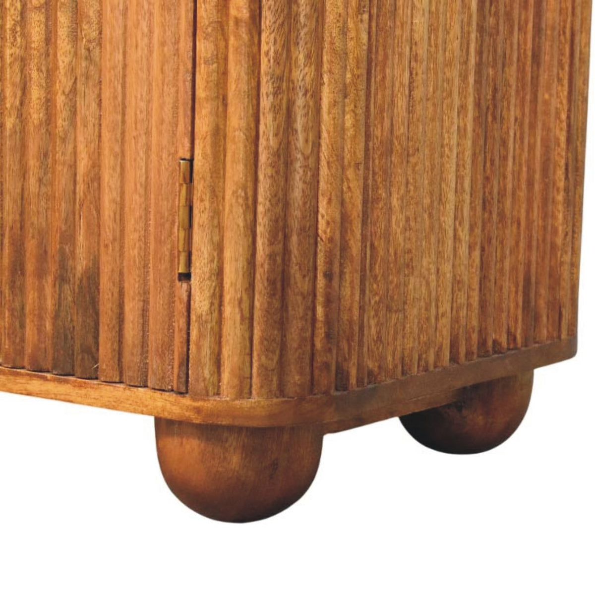 Mini-dressoir Zon met ribbels van massief mangohout in amber-eikentint – detail van de ribbels en bolpoten