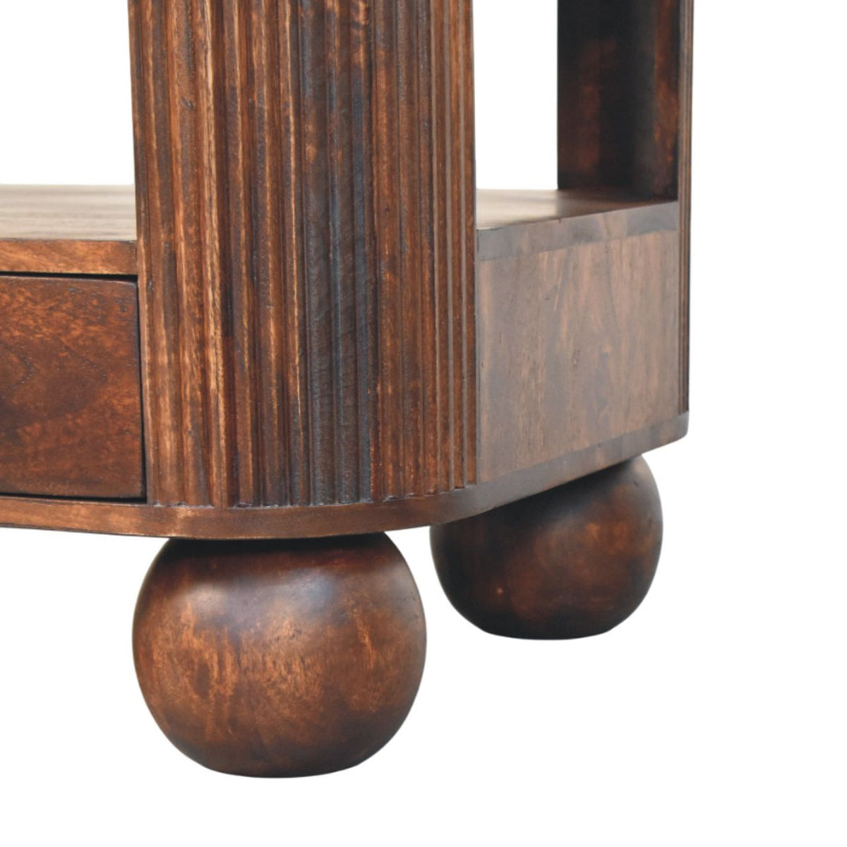 Salontafel Maan met bolpoten en 2 lades van massief mangohout in walnoottint – detail van ribbels en bolpoot