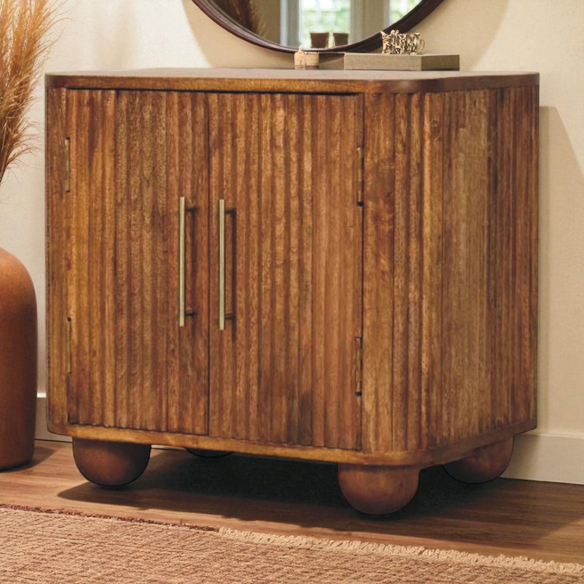 Mini-dressoir Zon van massief mangohout met geribbelde deuren in een interieur