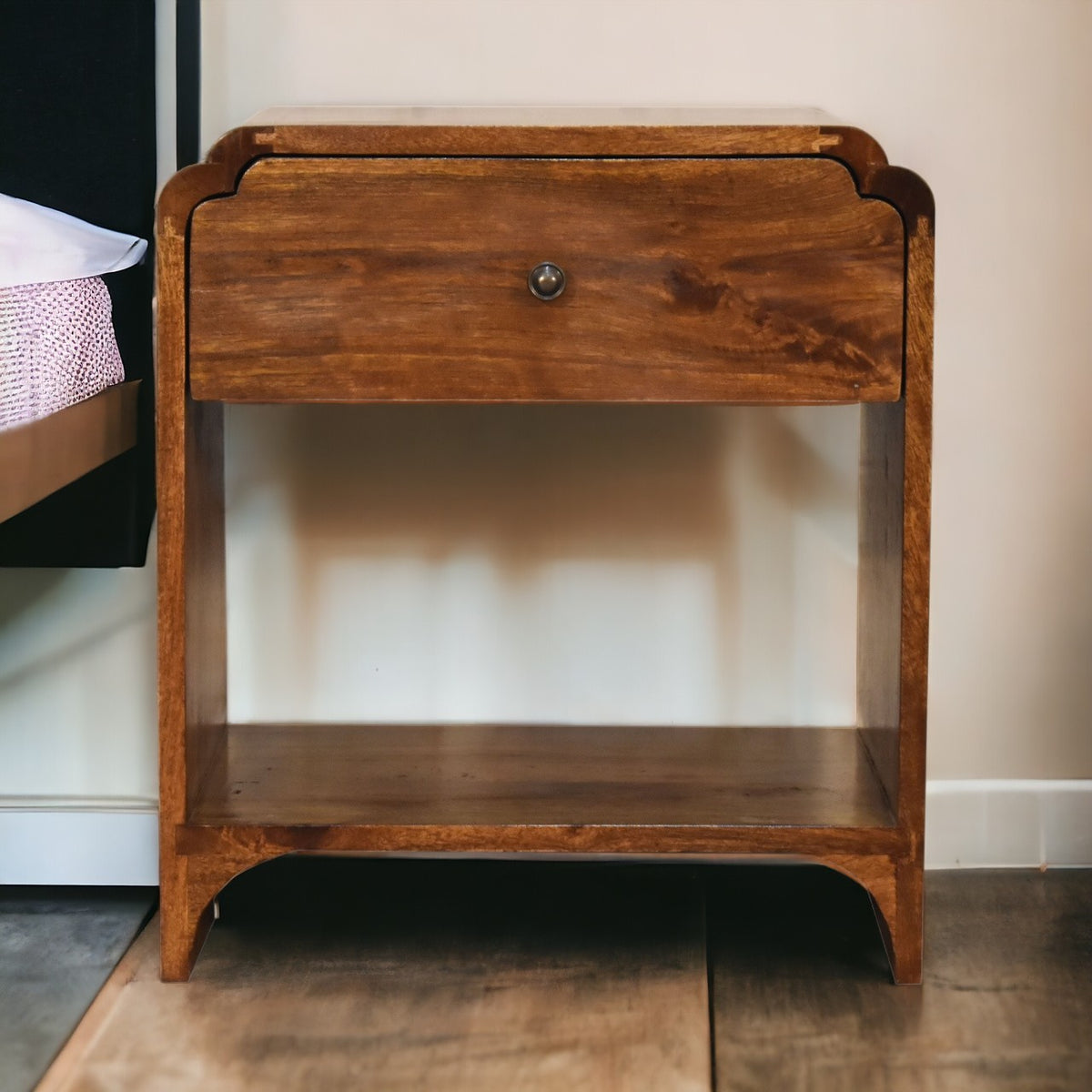 Nachtkastje Gevel met lade en open plank van massief mangohout in kastanjetint – in een interieur