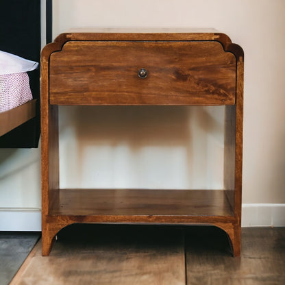 Nachtkastje Gevel met lade en open plank van massief mangohout in kastanjetint – in een interieur