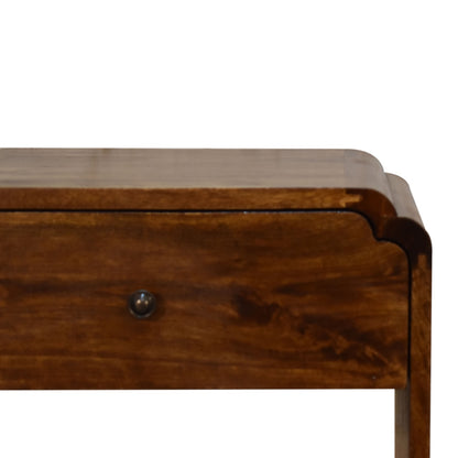 Nachtkastje Gevel met lade en open plank van massief mangohout in kastanjetint – detail van de lade en knop