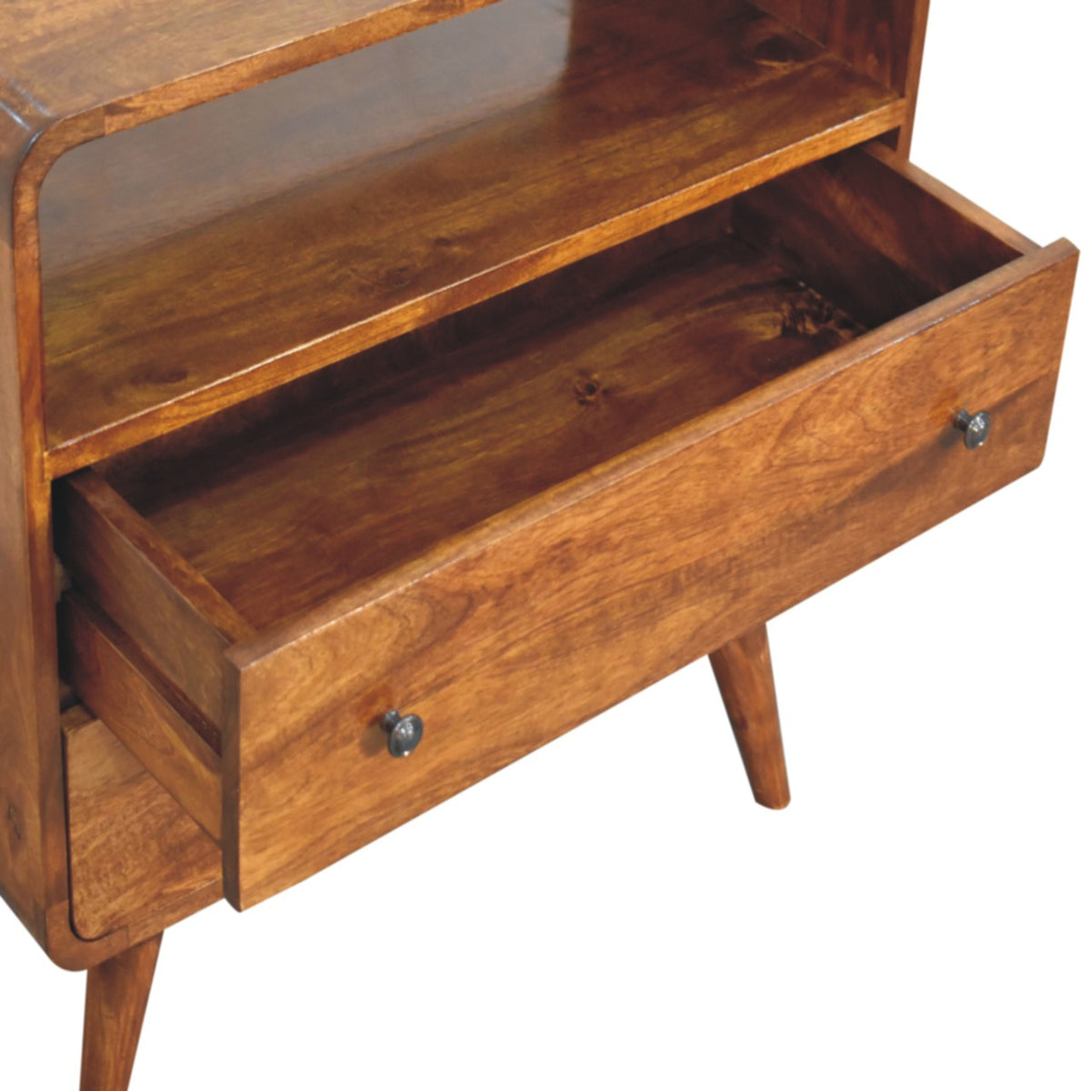 Ladekast Nest met open vak van massief mangohout in kastanjetint – met geopende lade