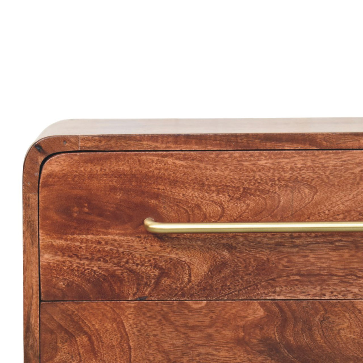 Ladekast Bol met drie lades van massief mangohout in Winewood Oak-tint – detail van de lade en goudkleurige greep