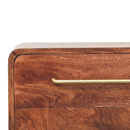Ladekast Bol met drie lades van massief mangohout in Winewood Oak-tint – detail van de lade en goudkleurige greep