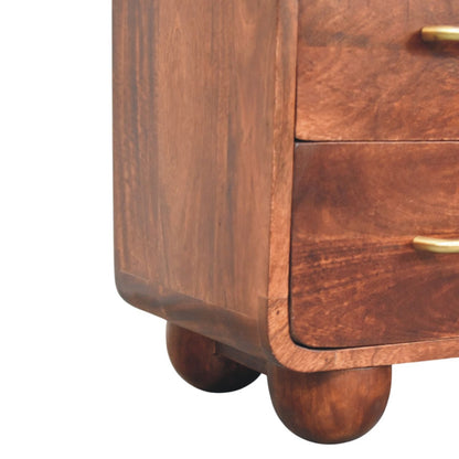 Ladekast Bol met drie lades van massief mangohout in Winewood Oak-tint – detail van de ronde poten