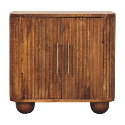 Mini-dressoir Zon met ribbels van massief mangohout in amber-eikentint – vooraanzicht op witte achtergrond