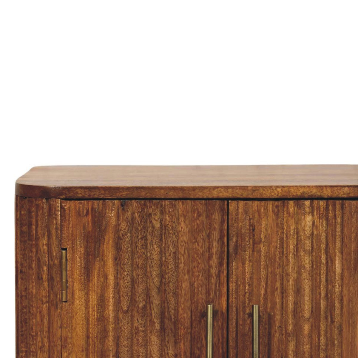 Mini-dressoir Zon met ribbels van massief mangohout in amber-eikentint – detail van de geribbelde deuren