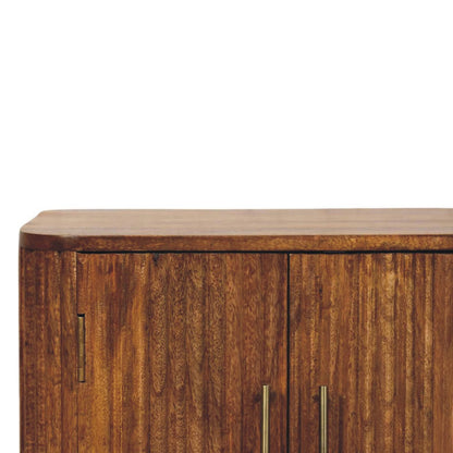 Mini-dressoir Zon met ribbels van massief mangohout in amber-eikentint – detail van de geribbelde deuren