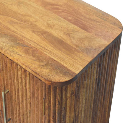 Mini-dressoir Zon met ribbels van massief mangohout in amber-eikentint – detail van het afgeronde blad