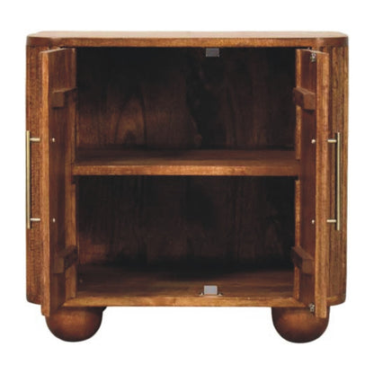 Mini-dressoir Zon met ribbels van massief mangohout in amber-eikentint – met geopende deuren en legplank