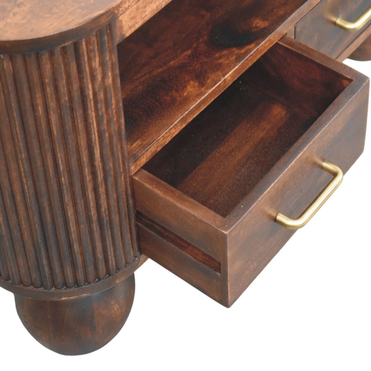 Salontafel Maan met bolpoten en 2 lades van massief mangohout in walnoottint – detail van een geopende lade