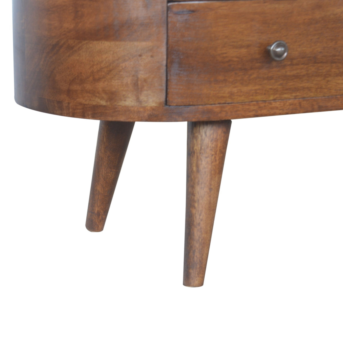 Tv-meubel Duin met 4 lades van massief mangohout in kastanjetint – detail van de schuine poten en knop